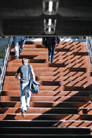 Bei den regionalen Arbeitsvermittlungszentren wird es mehr offene Stellen geben. (Bild: Gaetan Bally/Keystone)