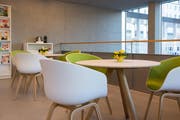 Die obere Etage wurde von den Architekten als Galerie gestaltet. (Bild Benedikt Meier)