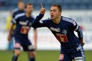 Da war die Welt noch in Ordnung: Der Mittelfeldspieler Alain Wiss trift in der zweiten Minute zum 1:0 und feiert seinen Treffer. (Bild: Keystone)