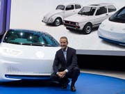 Der Markenchef und sein Elektroauto: Herbert Diess mit dem neuen Volkswagen I.D. an der Pariser Automesse. (Bild: KEYSTONE/EPA/IAN LANGSDON)