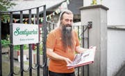 Urs Häner vor dem Sentitreff. In der Hand hält er historische Fotos seines Quartiers. (Bild: Roger Grütter (Luzern, 16. August 2017))