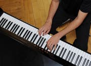 Eltern können die Motivation eines Kindes für ein Instrument positiv beeinflussen, wenn sie sich regelmässig einbringen. Etwa durch Loben, Interesse zeigen oder gemeinsames Musizieren. Jedoch sollte man nichts erzwingen, besonders nicht aus Prestigegründen. Von einem Kind wird heute viel erwartet. Die Hauptsache aber ist, dass es ihm gutgeht. (Archivbild Boris Bürgisser)