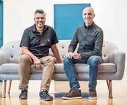 Simon Weibel, Präsident der Theatergesellschaft Udligenswil (links) und Regisseur Martin Dahinden. (Bild: Nadia Schärli (Udligenswil, 21. Oktober 2017))