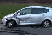 Dieser Unfallwagen ist auf der Fahrerseite stark beschädigt. (Bild: Luzerner Polizei (Hellbühl, 6. Februar 2018))