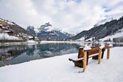 Endlich ist sie da, die Winteridylle, auf die Einheimische und Touristen so lange gewartet haben: Blick auf den Eugenisee in Engelberg. (Bild: Dominik Wunderli / Neue LZ)
