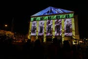 Vieles wird neu im Luzerner Theater, hier ein Lichtspiel an der Westfassade im vergangenen Sommer. (Bild: Philipp Schmidli / Neue LZ)