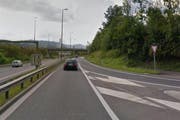 Der Verkehr aus Fahrtrichtung Zug und derjenige aus Emmen Süd wird in der Verzweigung künftig zweispurig geführt (Bild: Google Maps)