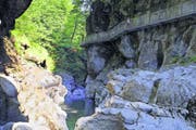 So soll der «stiebende Steg» durch die Muotaschlucht dereinst aussehen. (Bild: Visualisierung PD)