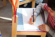 Ein Bub macht im Kindergarten eine Zeichnung. (Archivbild Eveline Beerkircher)