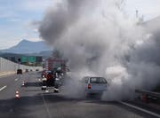 Der Fahrzeugbrand verursachte eine starke Rauchentwicklung. (Bild: Luzerner Polizei (Emmenbrücke, 22. Septemeber 2017))