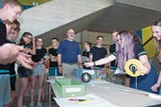 Zusammen mit Biologielehrer Remo Flüeler führen die Schüler die Experimente durch. (Bild: Maria Schmid (Zug, 1. Juni 2017))