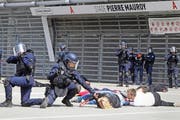 Die Polizei, das Militär und Rettungskräfte haben sich in Frankreich auf verschiedenartige terroristische Anschläge vorbereitet. (Bild: AP/Michel Spingler)