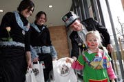Kinderbescherung in Walchwil: Kinder bekommen einen Papiersack mit Geschenken vom Hudivater. (Bild Werner Schelbert/Neue ZZ)