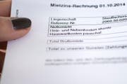 A woman reads an additional costs accounting with heating costs and electricity consumption for the laundry room for an apartment in Zurich, Switzerland, pictured on January 15, 2015. (KEYSTONE/Christian Beutler) Eine Frau liest am 15. Januar 2015 eine Nebekostenabrechnung fuer Heizkosten und Waschkuechenstrom fuer eine Wohnung in Zuerich, Schweiz. (KEYSTONE/Christian Beutler) (Bild: CHRISTIAN BEUTLER (KEYSTONE))