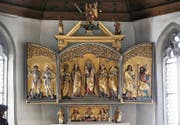 Der Flügelaltar im Baarer Beinhaus ist ein Kleinod der Spätgotik. Das Sprengwerk darüber stammt jedoch aus der Renaissance. Dies könnte der Grund sein, warum im Figurenprogramm ein Protagonist fehlt. Bild: Stefan Kaiser (11. Oktober 2016)
