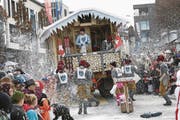 Die Gruppe Tschiggendales feierte Après-Ski, während die Holdriofäger den Besuchern ordentlich einheizten. (Bild: Werner Schelbert (Cham, 26. Februar 2017))