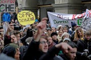 Rund 1500 Personen demonstrierten vergangenen Montag gegen geplante Sparmassnahmen im Bildungswesen - auch gegen jene, welche die Kanti Musegg betreffen. (Bild: Pius Amrein / Neue LZ)