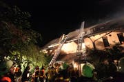Am 24. August konnte die Feuerwehr den Brand im Dachstock in Oberwil schnell unter Kontrolle bringen. (Bild: FFZ)