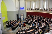 Musikalische Glückwünsche im Kantonsratssaal: Das Trio «üs drü» aus Sursee spielt auf. (Bild: pd)