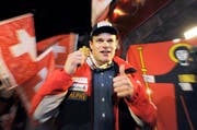 «Es gibt nicht viel Schöneres, als eine WM-Abfahrt zu gewinnen», sagt Patrick Küng mit Gold um den Hals und lässt sich im House of Switzerland von den Schweizern und insbesondere von seinen Glarner Fans feiern. (Bild: EPA / Hans Klaus Techt)