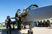 Spezialisten der Schweizer Luftwaffe testen im Mai 2012 im schwedischen Linköping den Gripen F Demonstrator. (Bild: Keystone)