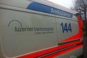 Eine Person musste mit dem Rettungsdienst ins Spital gebracht werden. (Symbolbild: Ernst Zimmerli)