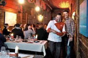 Patrick Widmer (rechts) und Koch Filipe da Silva in ihrem stimmungsvollen Fondue-Stübli im ehemaligen Ebikoner Spritzenhäuschen. (Bild: Nadia Schärli / Neue LZ)