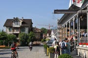 Das Majorenhaus (links) liegt nur unweit der Talstation der Pilatus - Zahnradbahn in Alpnachstad. (Bild: Robert Hess / Neue OZ)