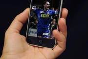 Hakan Yakin jubelt auf dem iPhone. (Bilder Corinne Glanzmann, Philipp Schmidli/Neue LZ; Montage Dave Schläpfer/Zisch)