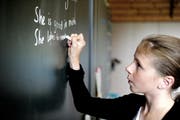 Symbolbild: Eine Primarschülerin schreibt Sätze auf Englisch an die Tafel. (Bild: Nadia Schärli / Neue LZ)