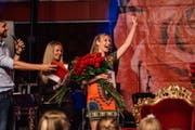 Viele Rosen statt ein Zepter: Rosenkönigin Anna Lang freut sich über ihren Sieg. Links Moderator Manu Burkart. (Bild: pd (Weggis, 2. Juli 2017))