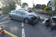 Zwei der drei Unfallfahrzeuge mit Spuren eines heftigen Zusammenstosses. (Bild: Zuger Polizei)