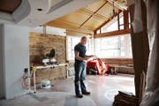 «Wir sind ein Restaurant, das auch Hotelzimmer anbietet.» Urs Berger im künftigen Restaurant, auf das er viel Wert legt. (Bild Corinne Glanzmann)