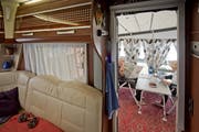 «Würde uns jemand eine Wohnung schenken, wir würden ablehnen.» Renate, René und ihr kleines Reich auf dem Lido-Campingplatz. Hier ist seit rund acht Jahren ihr Lebensmittelpunkt – und hier bleiben sie nun für immer. (Bild: Pius Amrein / Neue LZ)