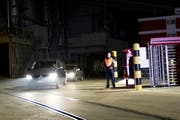 Ein Leichenwagen verlässt am Mittwochabend das Gelände der Kronospan in Menznau (Bild: Manuela Jans / Neue LZ)