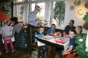 Luis Martins bedient (von links) Tobias Niederberger, Finian von Tobel, Felix Randler und Melvin Raeber. Hinten am Tisch Klassenlehrer Urs Berther. (Bild Marion Wannemacher)