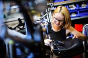 Repariert gerade eine Tasche an der Nähmaschine: Feintäschnerin Elena Moos. (Bilder Stefan Kaiser)