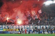 FCL-Spieler feiern zusammen mit den Fans den Sieg gegen St. Gallen. (Bild: Philipp Schmidli (Luzern, 23. Oktober 2016))