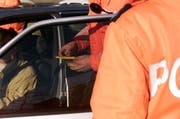 Im Rahmen einer Kontrolle überprüft die Polizei einen Führerausweis. (Bild: Archiv Neue ZZ)