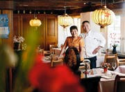 Limin Hu Zhang (links) und Jian Cheng Hu haben das Restaurant in der Zuger Altstadt fast 30 Jahre geführt. Bild: Stefan Kaiser (27. September 2016)