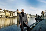 Der neue Regierungspräsident Reto Wyss (49, CVP) an der Reuss (Bild Corinne Glanzmann)