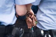 Die Zuger Polizei hat einen Tatverdächtigen festgenommen. (Symbolbild) (Bild: Archiv Keystone / Gaetan Bally)