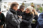 Susanne Holz von der Luzerner Zeitung im Gespräch mit einem Leser. (Bild: Dominik Wunderli, Luzern 09.12.2017)