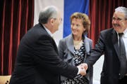 Edi Buck, der erste und inzwischen nicht mehr aktive Präsident der BDP des Kantons Luzern (links), begrüsst im April 2010 in Emmenbrücke BDP-Nationalrat Hans Grunder. Dazwischen strahlt BDP-Bundesrätin Eveline Widmer-Schlumpf. (Bild Corinne Glanzmann)
