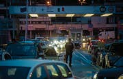 Das Gesetz richtet sich gegen Grenzgänger aus Italien, die zu Tiefstlöhnen im Tessin arbeiten. (Bild: Gabriele Putz/Keystone (Chiasso, 4. Februar 2014))