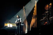 Stephan Eicher (54) am Dienstagabend bei seinem Auftritt im KKL in einem faszinierenden Kuriositätenkabinett von Musikautomaten. (Bild: Boris Bürgisser)