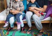 Eine Familie aus Eritrea posiert für ein Foto.Bild: Gian Ehrenzeller/Keystone (Davos, 1. April 2016)