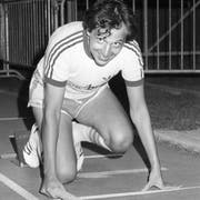 Beni Thurnheer im Einsatz 1983 beim Rekordversuch des Leichtathletikvereins Wettingen. In einer Stafette sollten tausendmal 400 Meter zurückgelegt werden. (Bild: Keystone)