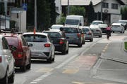 Immer wieder stockender Verkehrsfluss. Meist müssen sich zahlreiche Autos und die Busse die Obernauerstrasse teilen. (Bild: Boris Bürgisser / Neue LZ)
