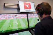 Ein Videoassistent verfolgt eine Partie im Studio in Köln. (Bild: Rolf Vennenbrend / DPA / (Köln, 16. August 2017))